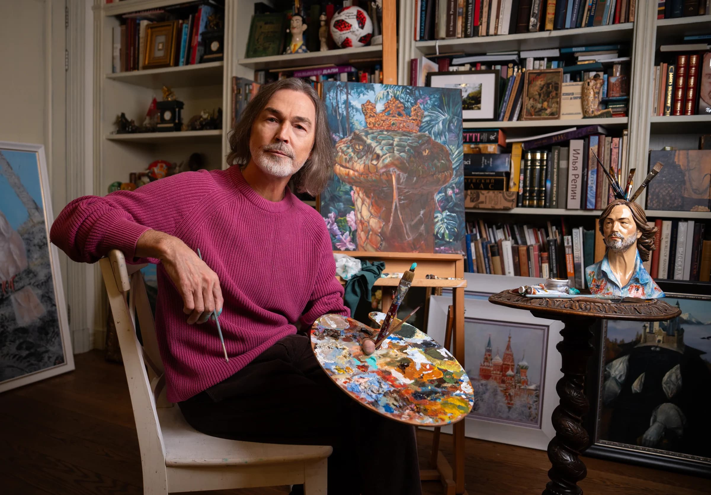 Никас Сафронов в мастерской