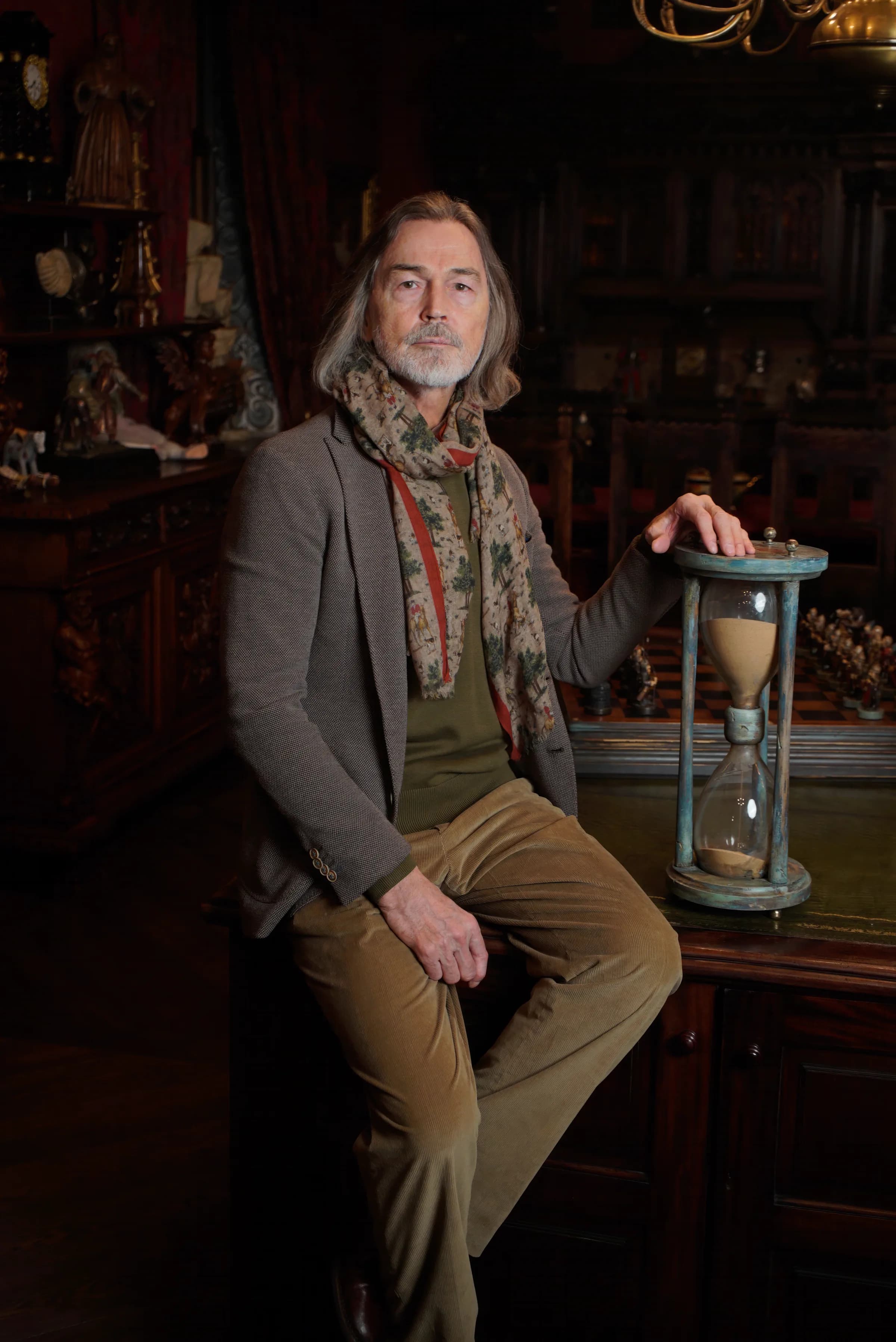 Портрет Никаса Сафронова с песочными часами