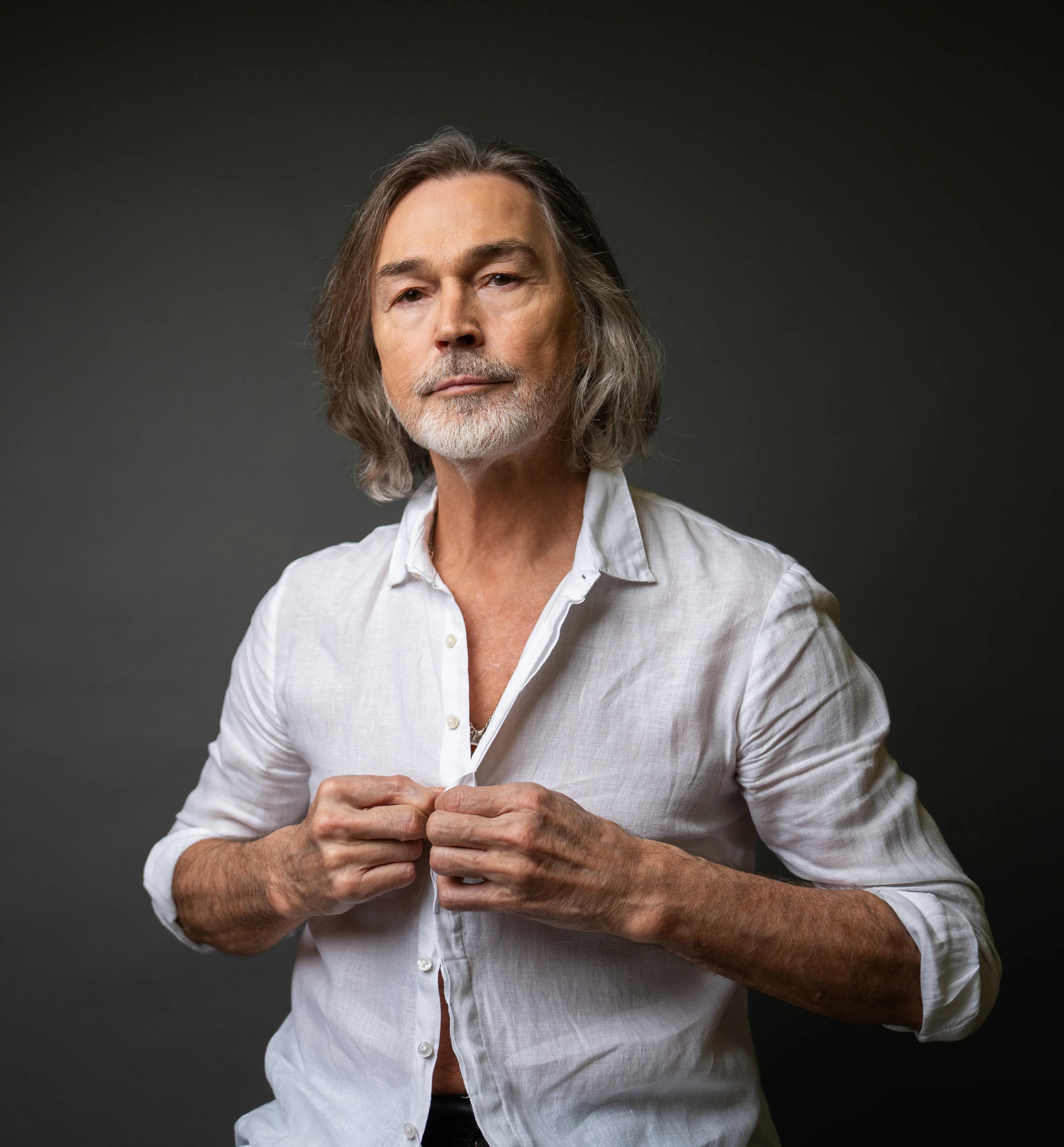 Студийный портрет Никаса Сафронова