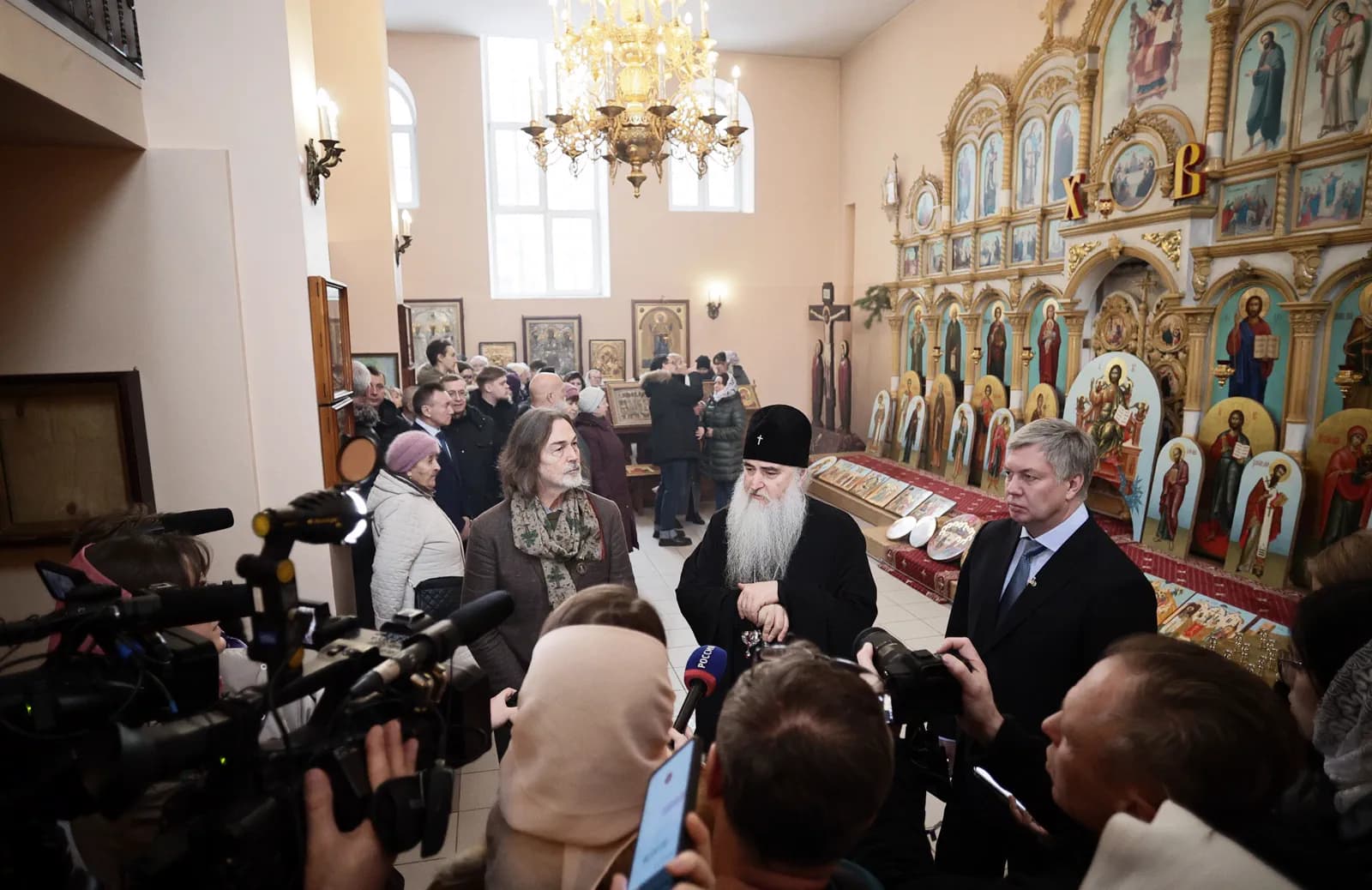 Никас Сафронов во время передачи икон церкви Святой Анны и Иоакима в Ульяновске