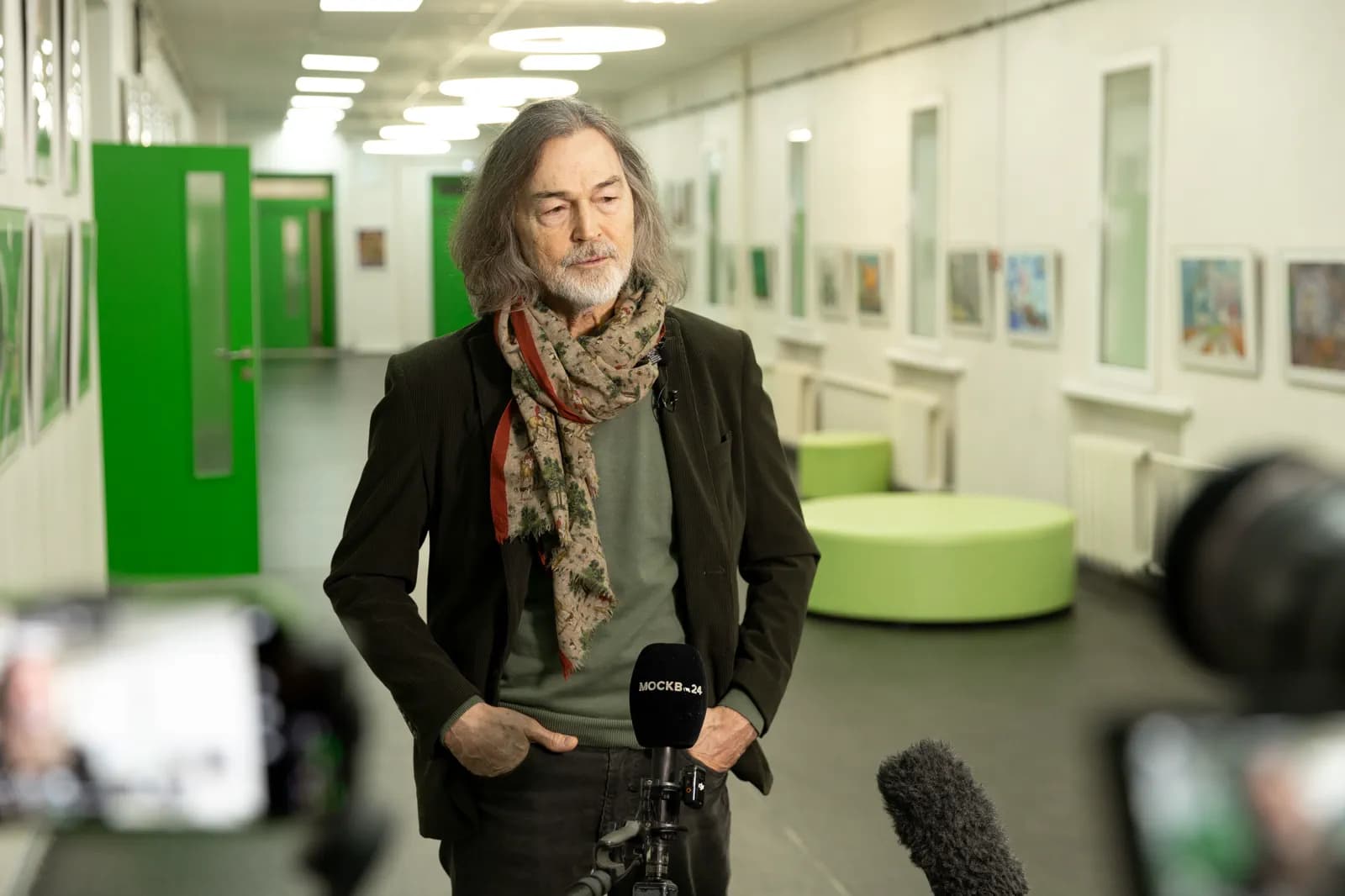 Participants working on the still life during the masterclass