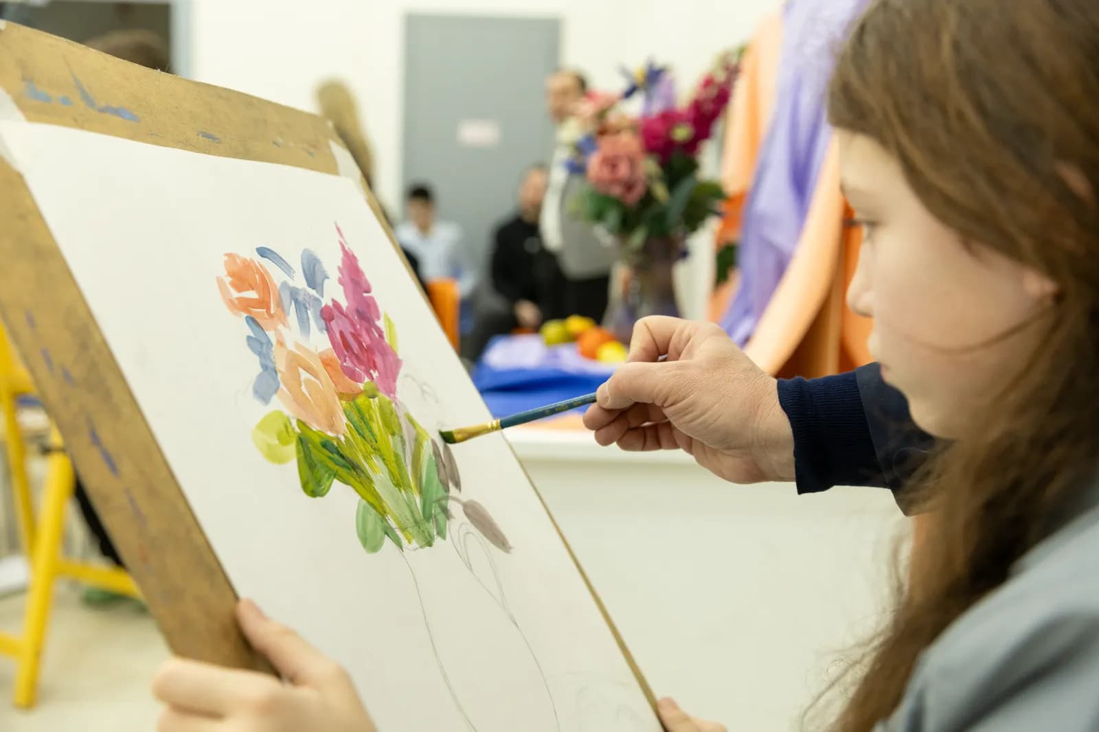 Students of the Krasnopresnenskaya Art School meeting the artist