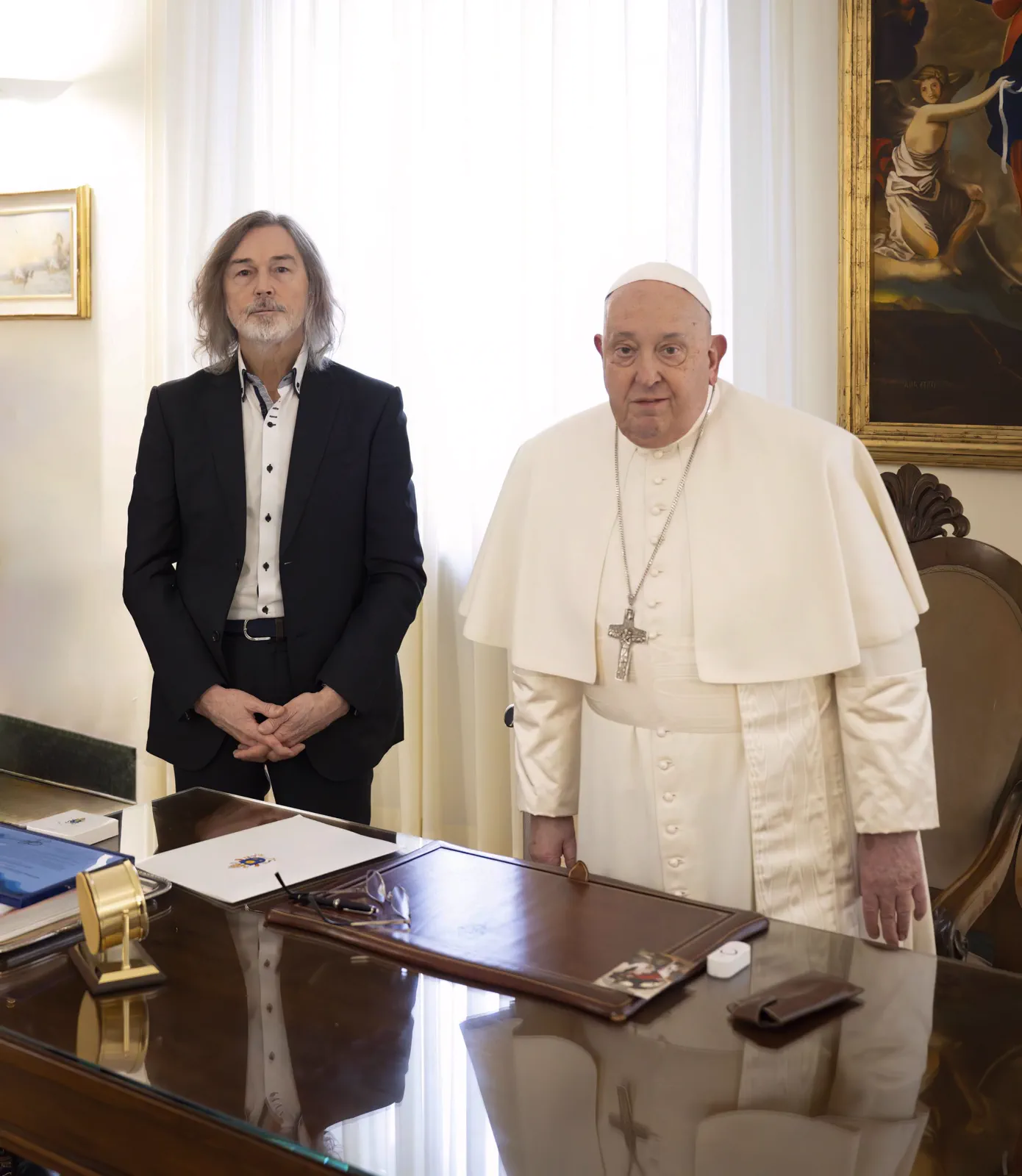 Painting by Nikas Safronov presented to the Pope